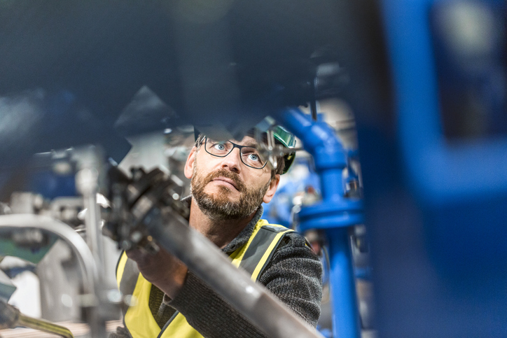 Maschinenbauer mit Helm