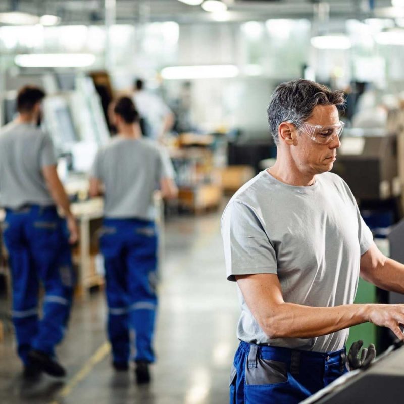 Werker arbeitet in der Produktion mit Werkerführung
